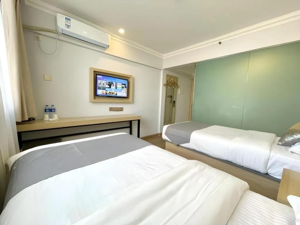 Bed in GreenTree Inn Urumqi South Xinhua Road Hotel