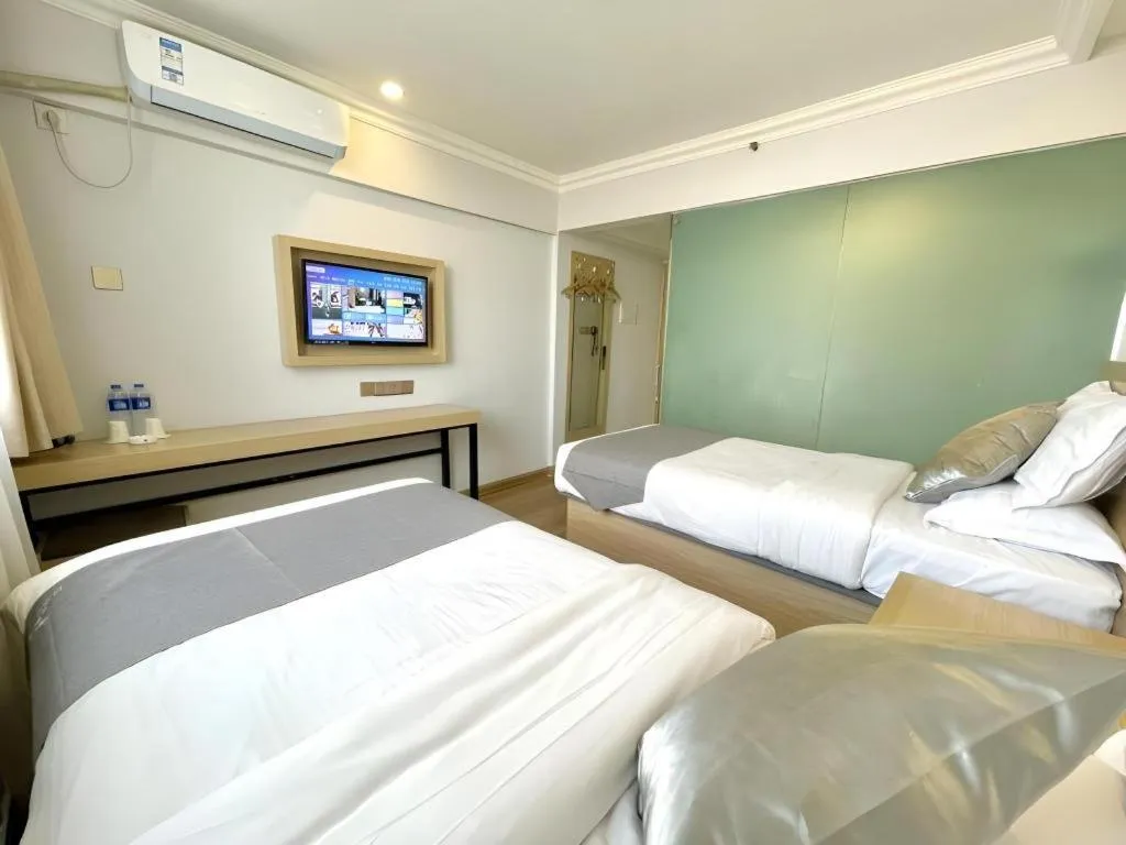 Bed in GreenTree Inn Urumqi South Xinhua Road Hotel
