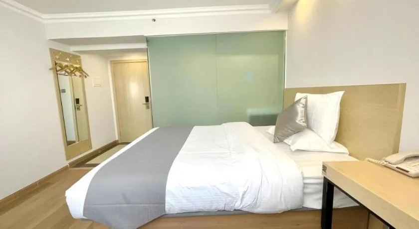 Bed in GreenTree Inn Urumqi South Xinhua Road Hotel