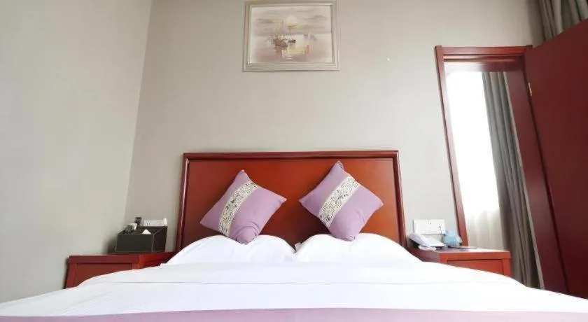 Bed in GreenTree Inn ChiZhou QinGYAng Miaoqian Road Rongxing Building Business Hotel