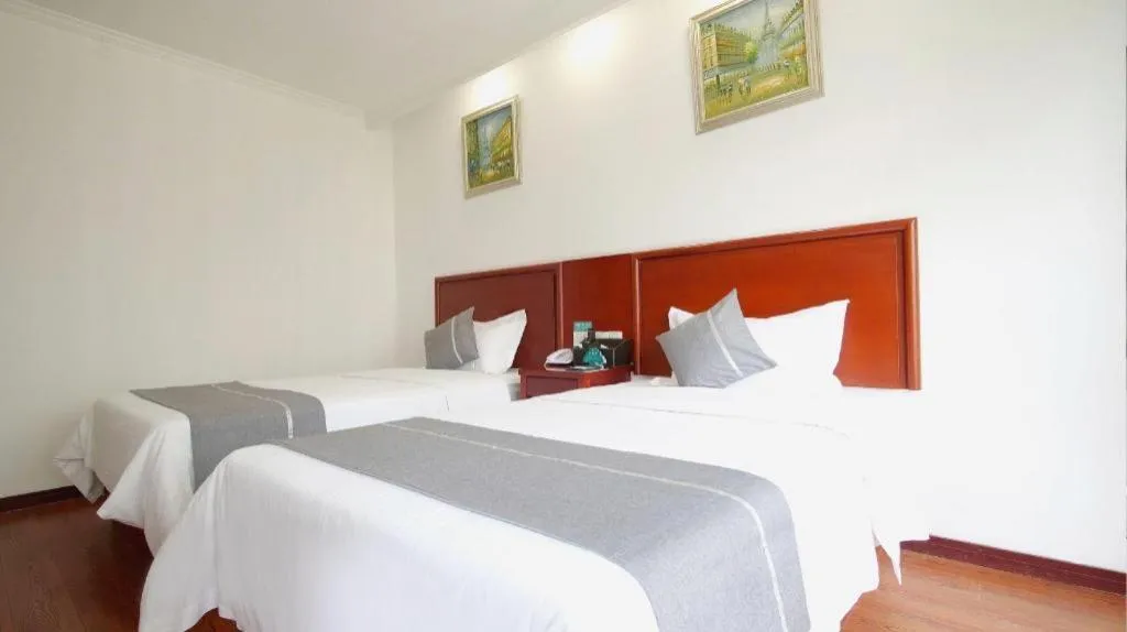 Bed in GreenTree Inn ChiZhou QinGYAng Miaoqian Road Rongxing Building Business Hotel