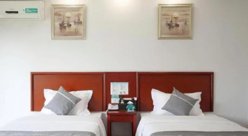 Bed in GreenTree Inn ChiZhou QinGYAng Miaoqian Road Rongxing Building Business Hotel