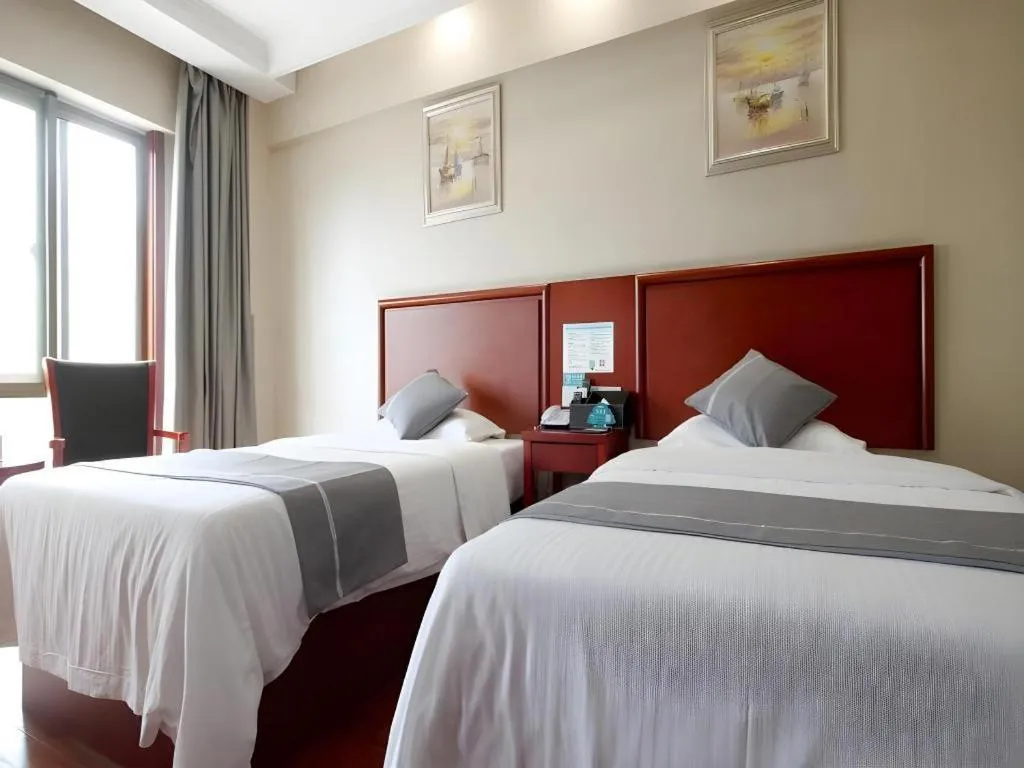 Bed in GreenTree Inn ChiZhou QinGYAng Miaoqian Road Rongxing Building Business Hotel
