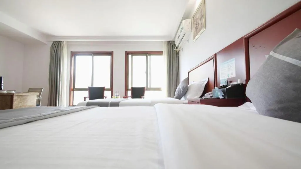 Bed in GreenTree Inn ChiZhou QinGYAng Miaoqian Road Rongxing Building Business Hotel