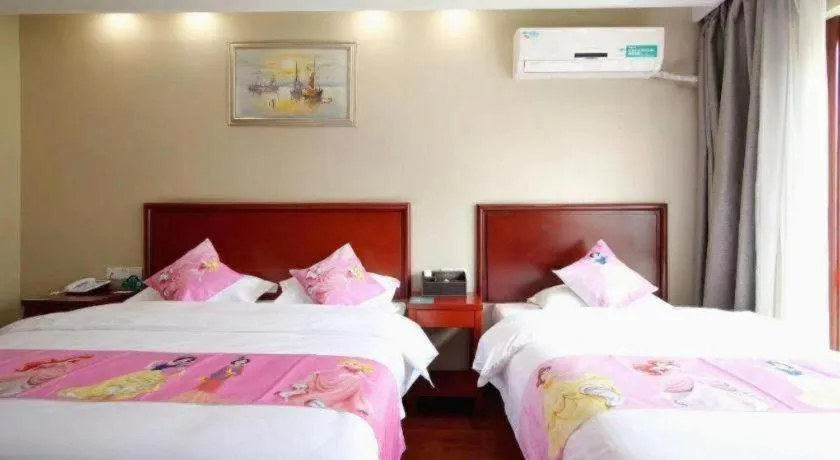 Bed in GreenTree Inn ChiZhou QinGYAng Miaoqian Road Rongxing Building Business Hotel