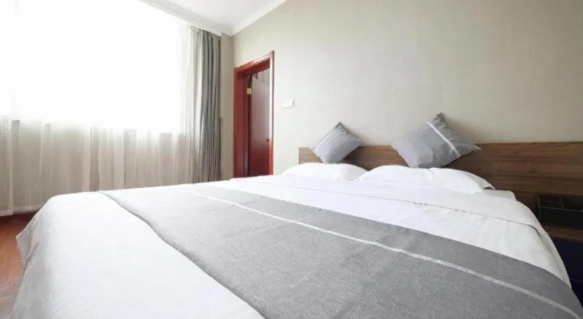 Bed in GreenTree Inn ChiZhou QinGYAng Miaoqian Road Rongxing Building Business Hotel