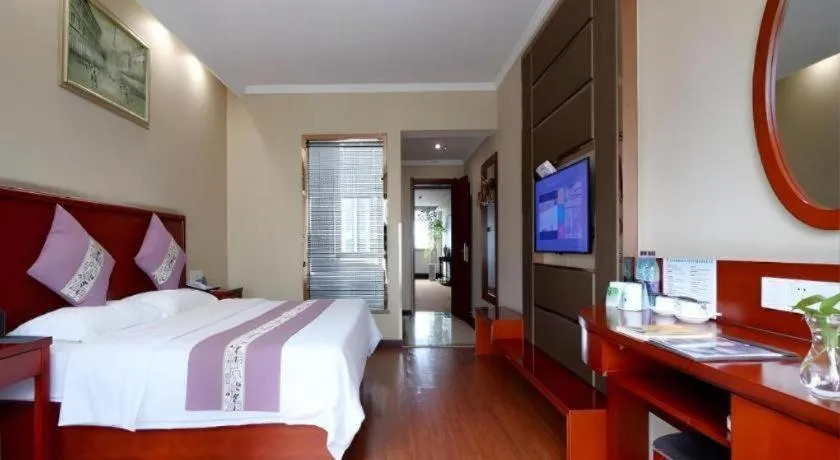 Bed in GreenTree Inn ChiZhou QinGYAng Miaoqian Road Rongxing Building Business Hotel