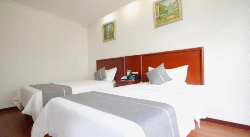Bed in GreenTree Inn ChiZhou QinGYAng Miaoqian Road Rongxing Building Business Hotel