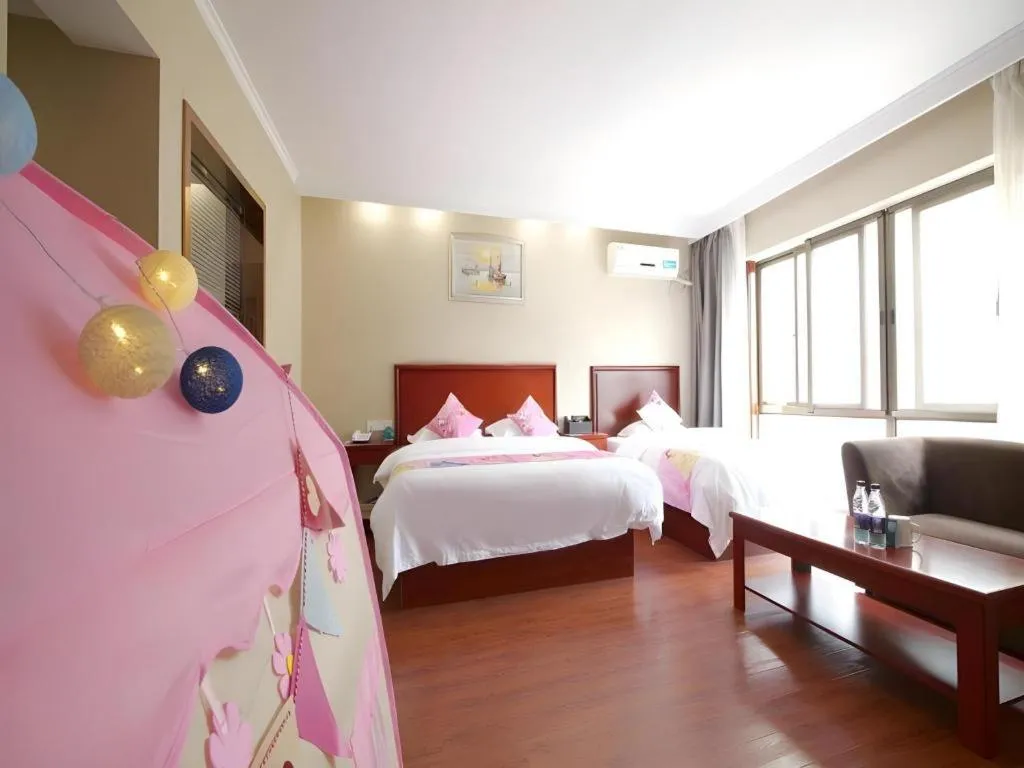 Bed in GreenTree Inn ChiZhou QinGYAng Miaoqian Road Rongxing Building Business Hotel