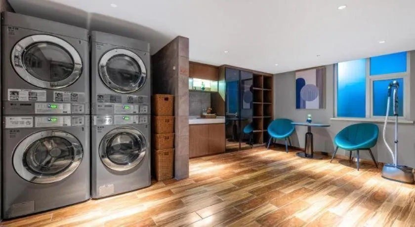 Yitel Guangzhou Pazhou Exhibition Center Chigang Metro Station