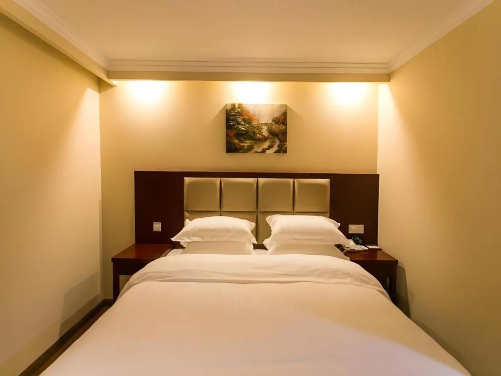Bed in GreenTree Inn Suzhou Guanqian Street Leqiao Metro Station