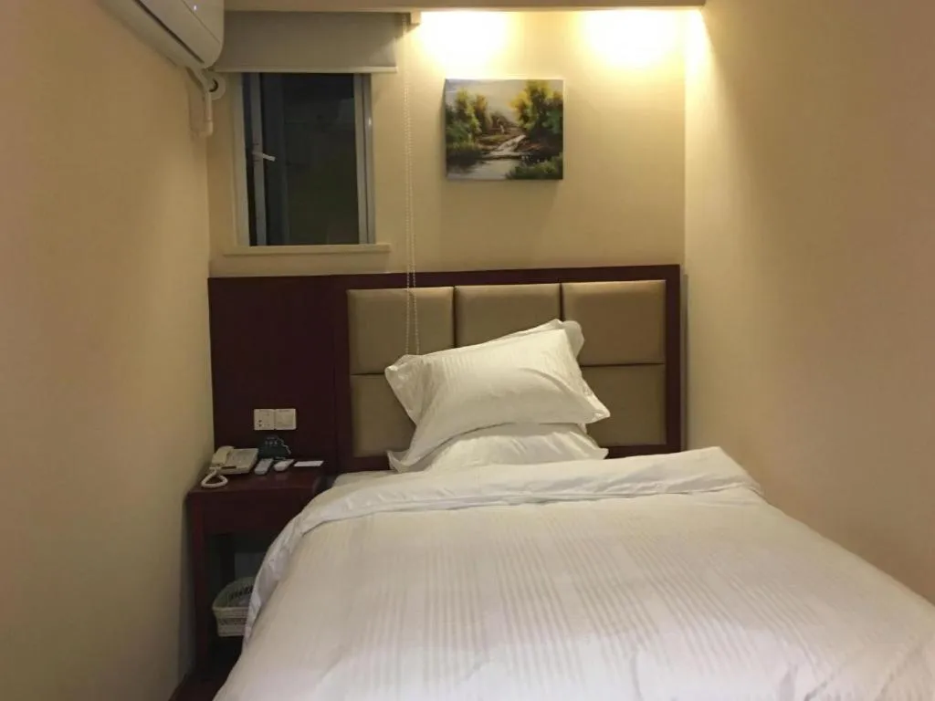 Bed in GreenTree Inn Suzhou Guanqian Street Leqiao Metro Station