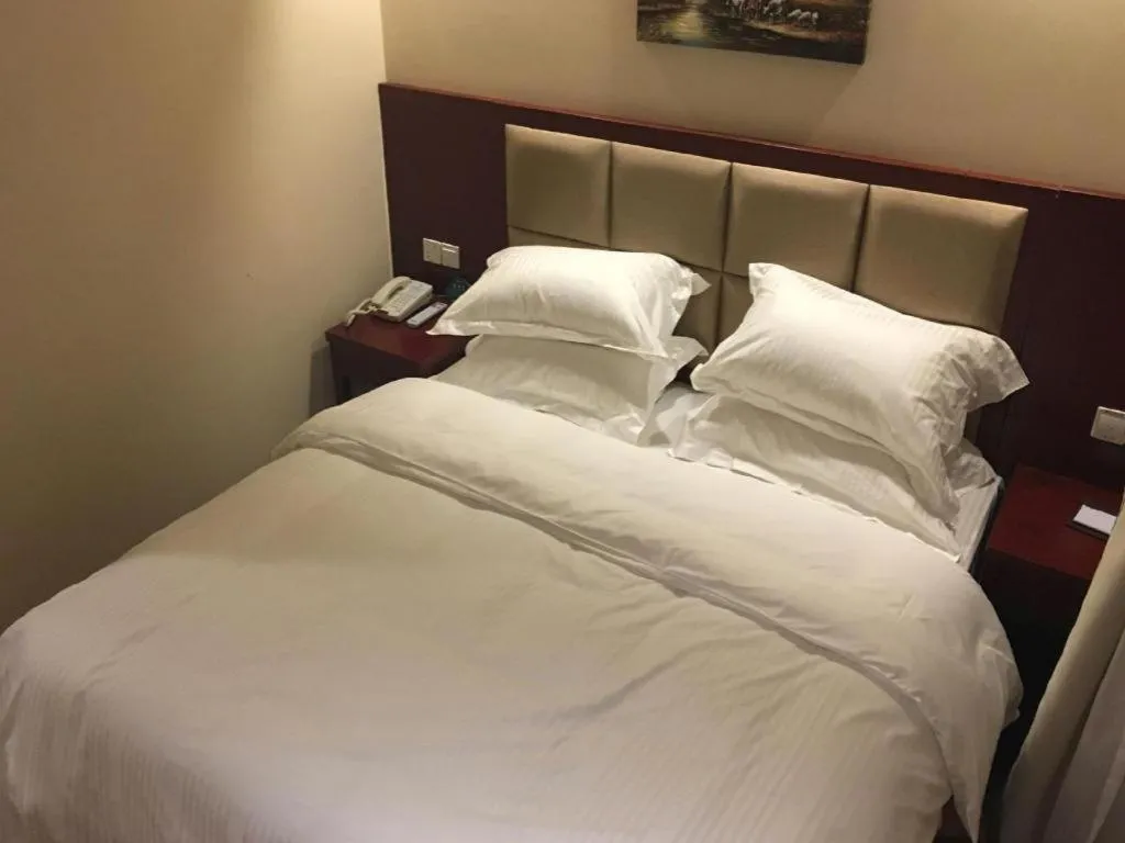 Bed in GreenTree Inn Suzhou Guanqian Street Leqiao Metro Station