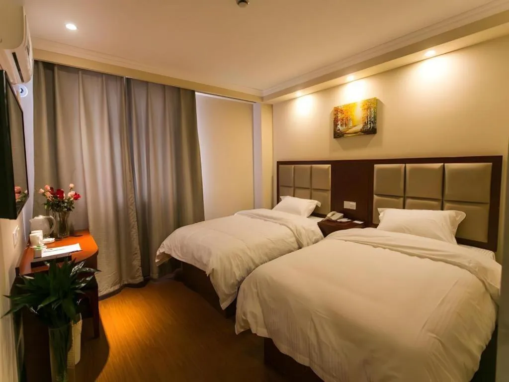 Bed in GreenTree Inn Suzhou Guanqian Street Leqiao Metro Station
