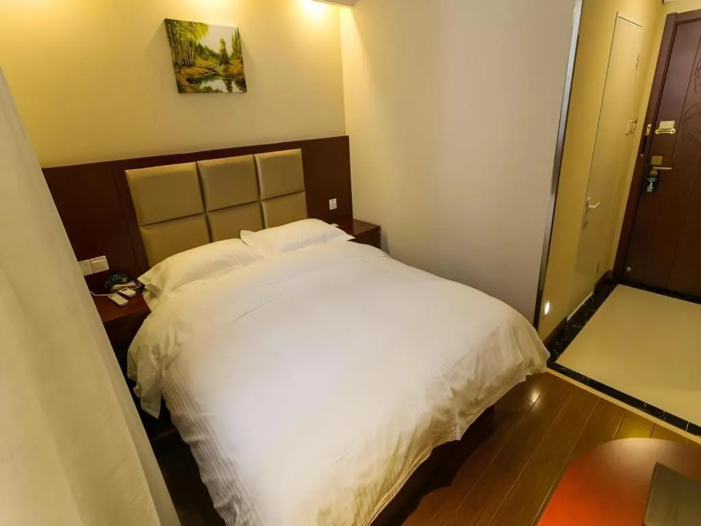 Bed in GreenTree Inn Suzhou Guanqian Street Leqiao Metro Station