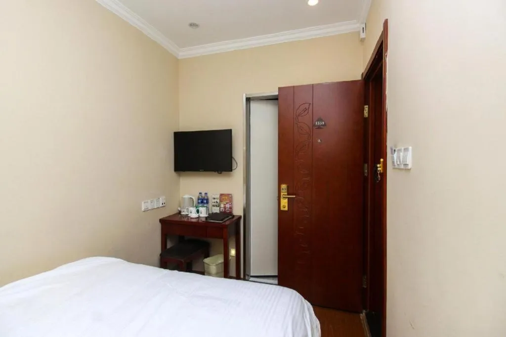 Bed in GreenTree Inn Suzhou Guanqian Street Leqiao Metro Station