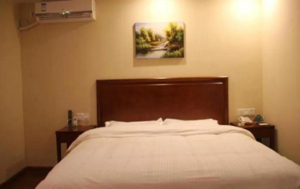 Bed in GreenTree Inn LiaoCheng LinQing HaiShan Building Express Hotel