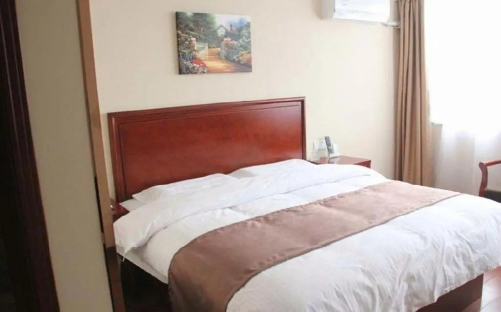 Bed in GreenTree Inn LiaoCheng LinQing HaiShan Building Express Hotel