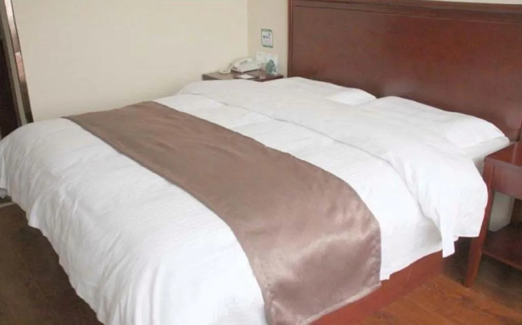 Bed in GreenTree Inn LiaoCheng LinQing HaiShan Building Express Hotel