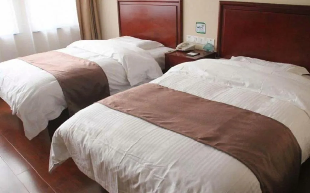 Bed in GreenTree Inn LiaoCheng LinQing HaiShan Building Express Hotel