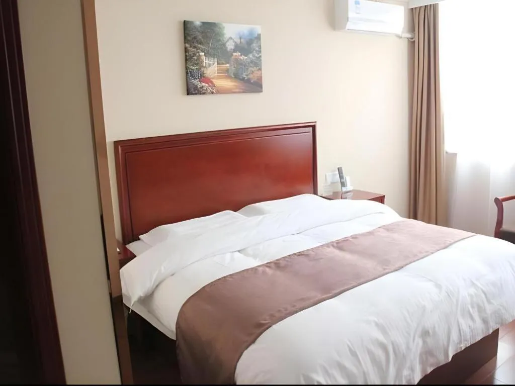Bed in GreenTree Inn LiaoCheng LinQing HaiShan Building Express Hotel