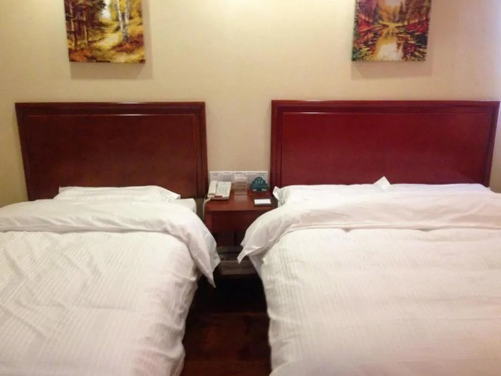 Bed in GreenTree Inn LiaoCheng LinQing HaiShan Building Express Hotel