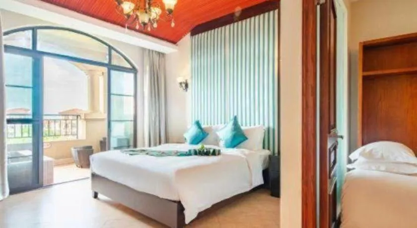 Bed in Hainan Yatai Hot Spring Hotel