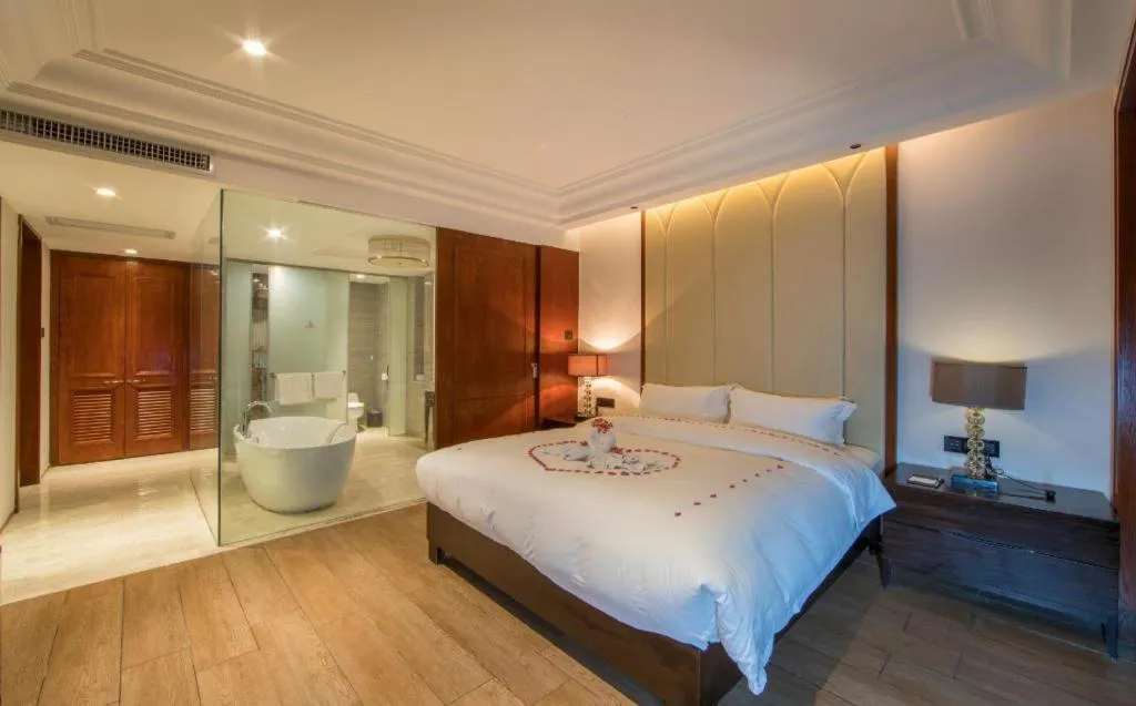 Bed in Hainan Yatai Hot Spring Hotel