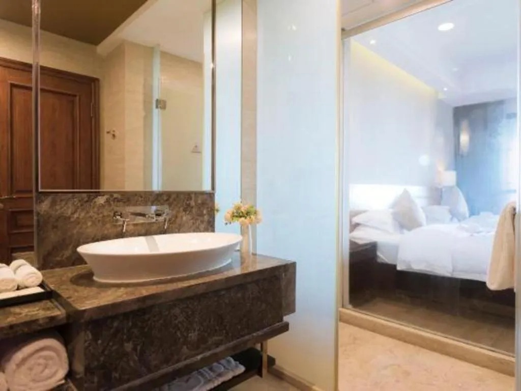 Bed in Hainan Yatai Hot Spring Hotel