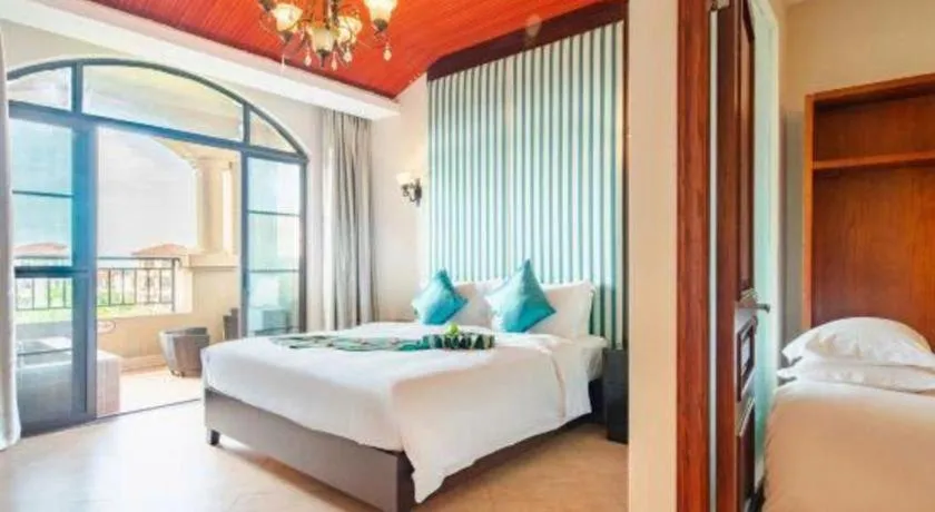 Bed in Hainan Yatai Hot Spring Hotel