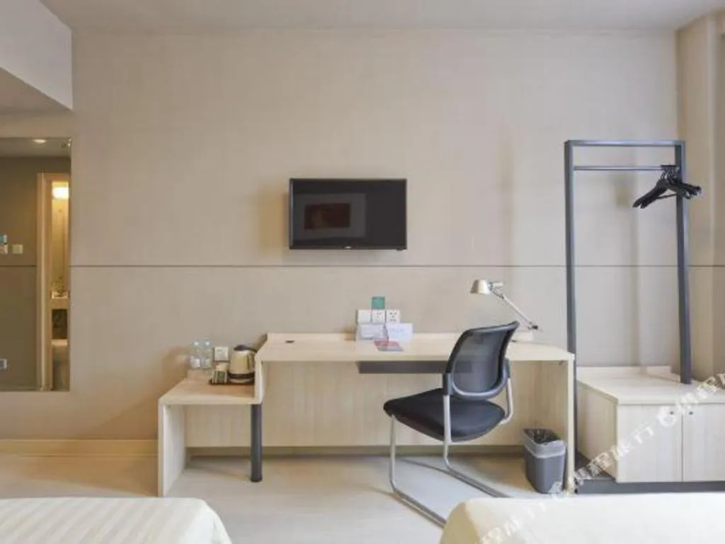 Bed in Jinjiang Inn Caobao Road Subway Station