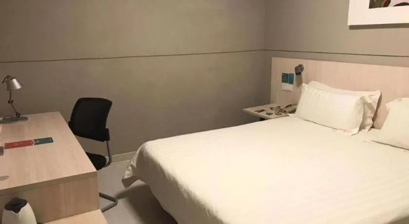 Bed in Jinjiang Inn Caobao Road Subway Station