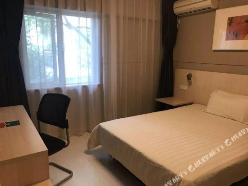 Bed in Jinjiang Inn Caobao Road Subway Station