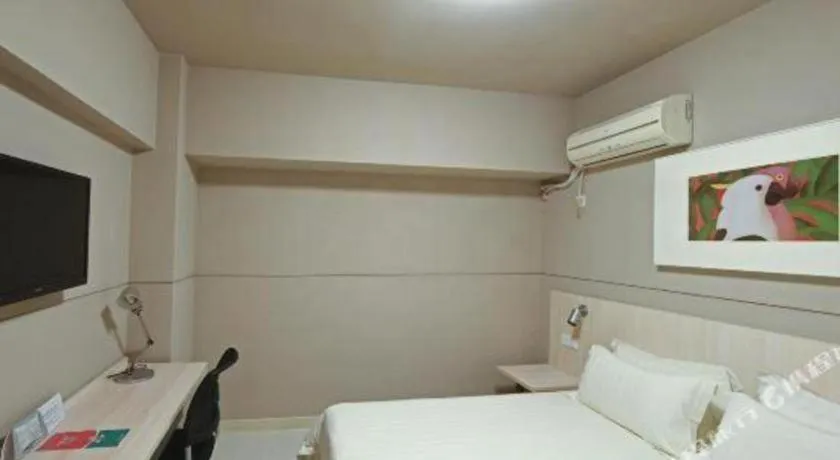 Bed in Jinjiang Inn Caobao Road Subway Station