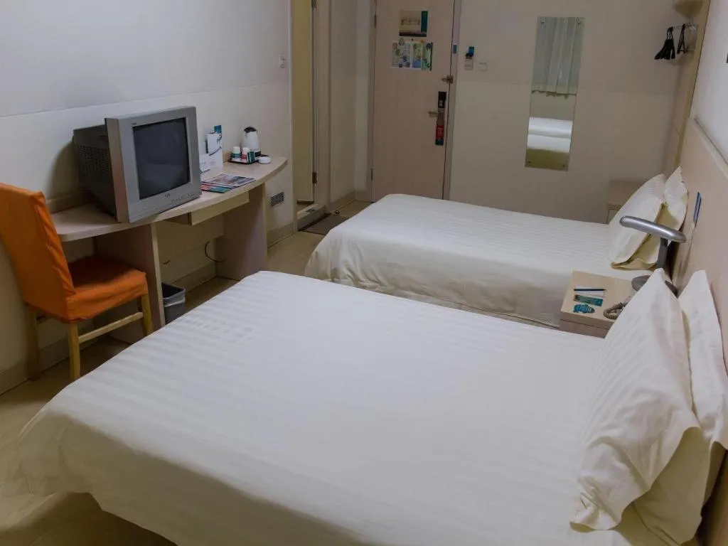 Bed in Jinjiang Inn Caobao Road Subway Station