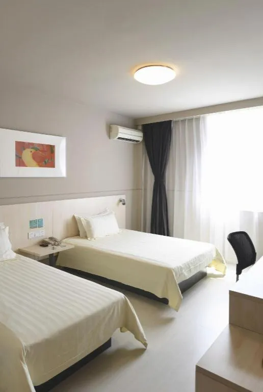 Bed in Jinjiang Inn Caobao Road Subway Station