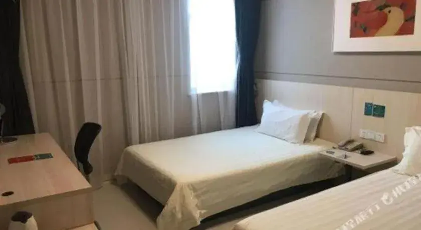 Bed in Jinjiang Inn Caobao Road Subway Station Bed in Jinjiang Inn Caobao Road Subway Station