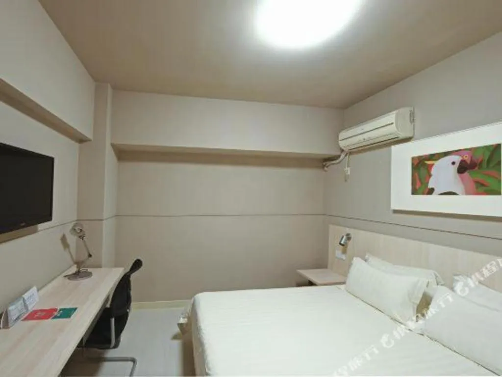 Bed in Jinjiang Inn Caobao Road Subway Station