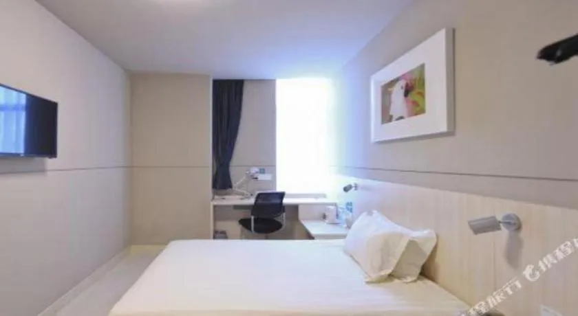 Bed in Jinjiang Inn Caobao Road Subway Station
