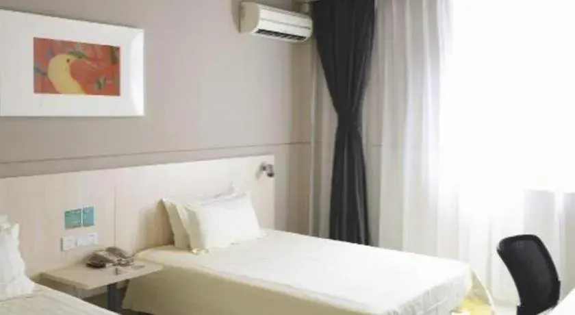 Bed in Jinjiang Inn Caobao Road Subway Station Bed in Jinjiang Inn Caobao Road Subway Station