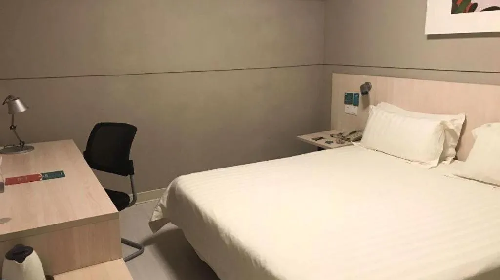 Bed in Jinjiang Inn Caobao Road Subway Station
