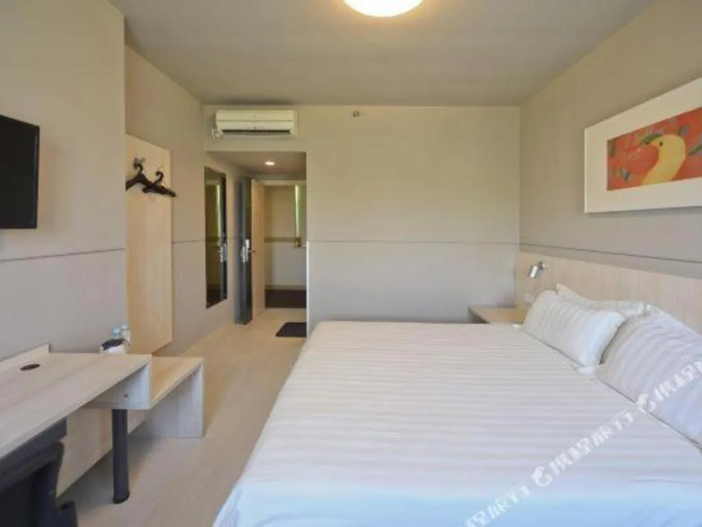 Bed in Jinjiang Inn Caobao Road Subway Station