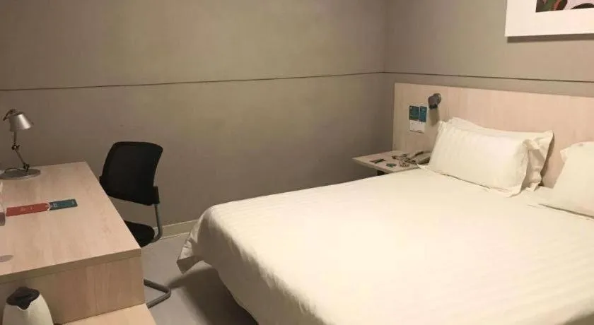 Bed in Jinjiang Inn Caobao Road Subway Station