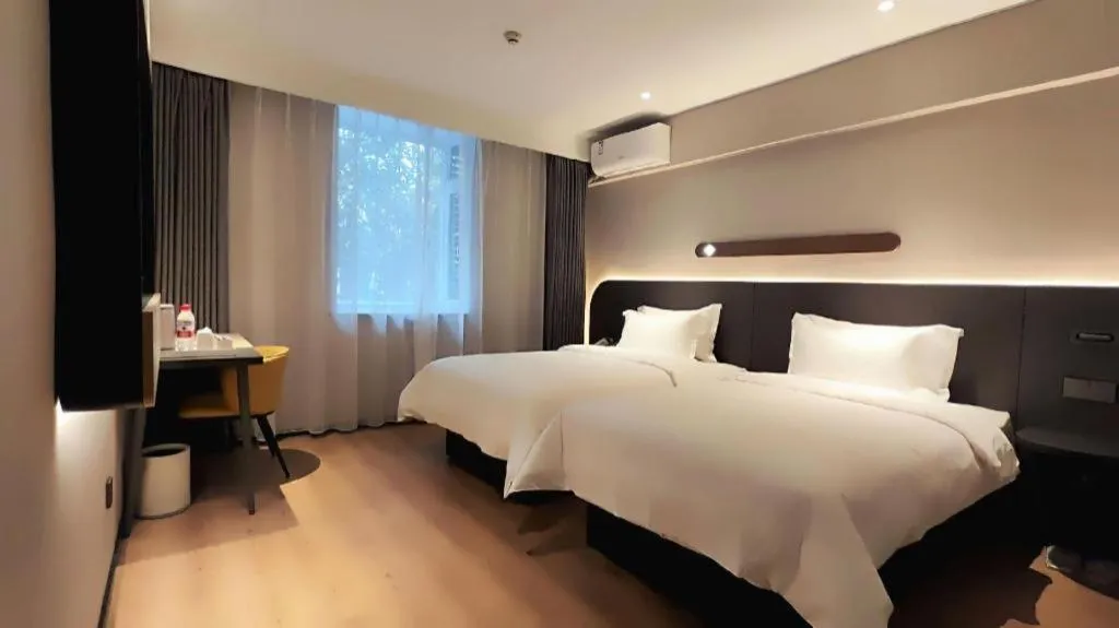 Bed in Jinjiang Inn Henan Museum Hutun Metro Station