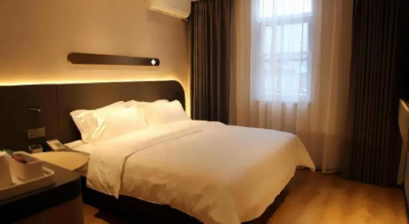 Bed in Jinjiang Inn Henan Museum Hutun Metro Station