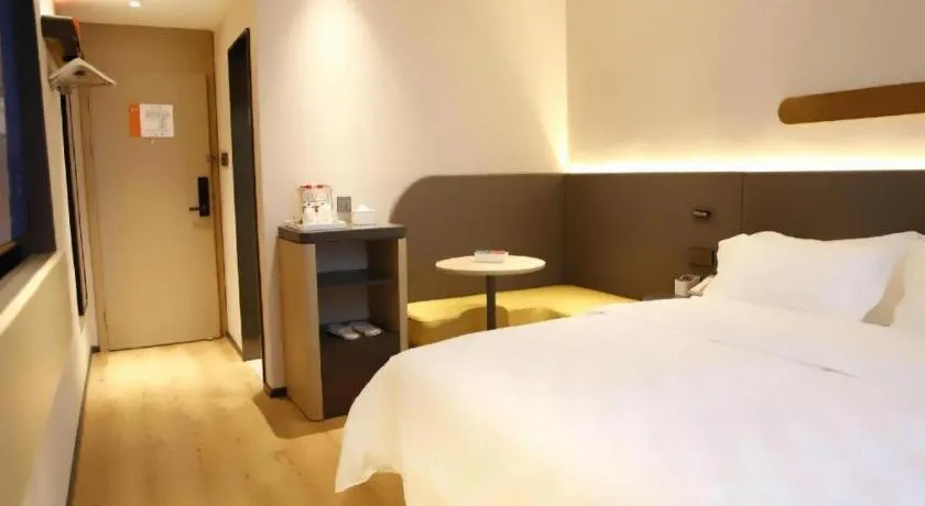 Bed in Jinjiang Inn Henan Museum Hutun Metro Station