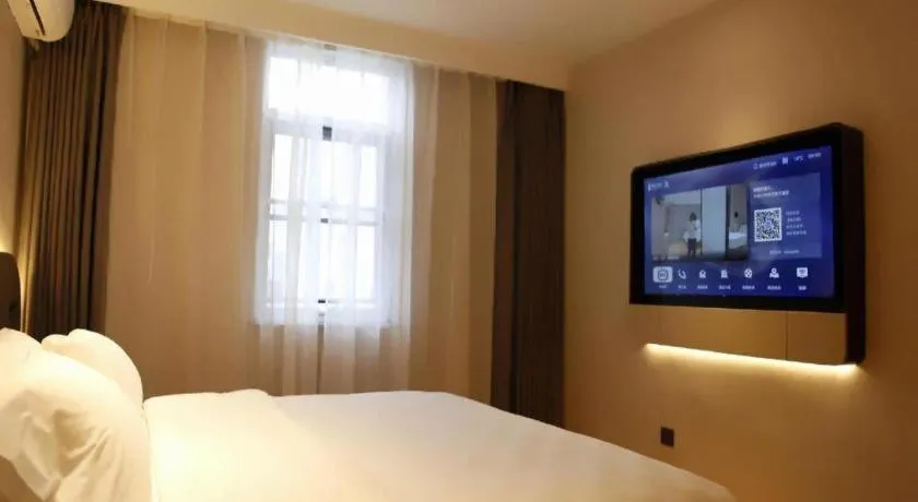 Bed in Jinjiang Inn Henan Museum Hutun Metro Station