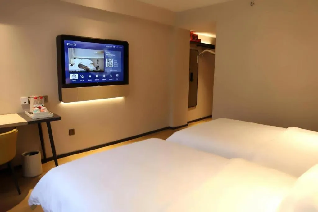 Bed in Jinjiang Inn Henan Museum Hutun Metro Station