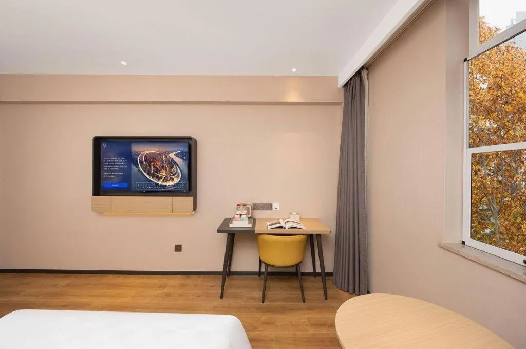 Bed in Jinjiang Inn Henan Museum Hutun Metro Station