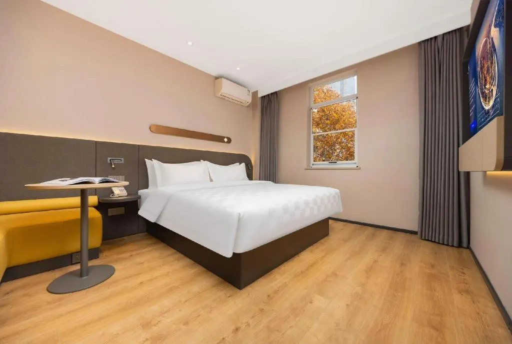 Bed in Jinjiang Inn Henan Museum Hutun Metro Station